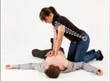 Újraélesztés, amit mindenkinek tudnia kell! Oszd meg te is, hogy segíteni tudj, amikor szükség van rád!