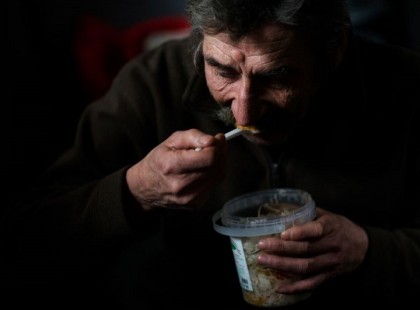 Ma karácsonyi nagybevásárlást csináltam. Általában utálok bevásárolni. Ma sem volt ez másképpen. Amikor végeztem, a kocsi tolom az autómhoz, és egy hajléktalan jön felém. Meg kérdezte adnák e neki tüzet. Azt nem tudtam adni, de ha éhes azon segíthetek. Mondta, hát ő tegnap este óta nem evet, most 17:10 van. Megkértem várjon, bepakolok az autómba, és meghívom a bevásárló központba enni. Ellenkezett, hogy őt onnan ki fogják küldeni. Megértettem vele, addig még velem van, ez nem történhet meg. Na, mint ha kicsit megnyugodott volna, pakoltam a táskákba, ő segített és közben beszélgettünk.....