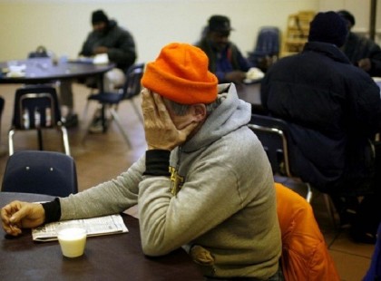 Ebédet vett a hajléktalannak, mire a biztonsági őr ki akarta vezetni. Ami ezután történt mindenkit megdöbbentett!
