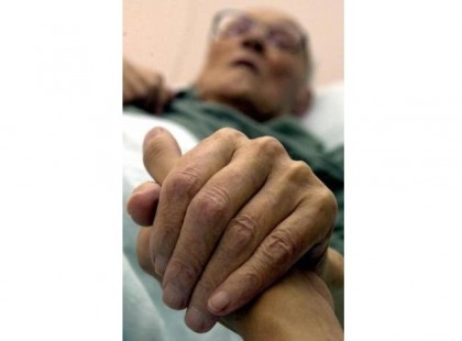 SEGÍTENEK MEGHALNI, AVAGY HALDOKLÓNAK NEM KELL GYÓGYSZERT ADNI