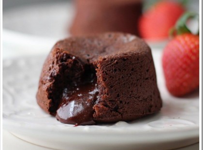 Láva süti – csoki csoda liszt nélkül, a belseje krémes a külseje szilárd, elképesztően fincsi! :)