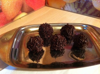 Mogyoróvajas csokigolyók sütés nélkül, karácsonyi édesség, amivel mindenkit levehetsz a lábáról :)