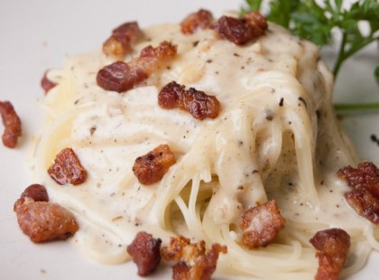 Baconös krémsajtos tészta – csak felnőtteknek, mert titkos hozzávaló is van benne! :)