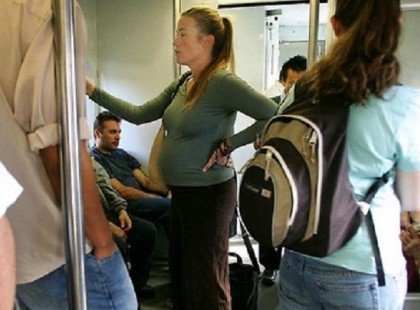 Jár ülőhely a terhes nőnek a buszon? Ti mit gondoltok erről?
