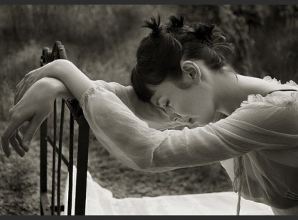 Van, hogy csak egy pillanatot kapsz… Ami megérint. Egy mosolyt, egy kedves szót, egy ölelést. Aztán a pillanat elillan. Te pedig szomorúan nézel utána, és nem érted, miért…