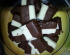 Bounty jellegű kókuszos szelet.