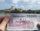 Egy professzor felmutat egy 10.000 Ft-os bankjegyet az osztálynak, majd megkérdi a tanulókat