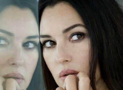 Egy igazi nő csinos, igényes, de szembe mer nézni önmagával és az idő múlásával. Egy igazi nő ráncai a több ezer boldog mosoly és küzdelem domborművei. Nem szégyen, hanem érdem! Egy igazi nő testén nyomot hagy az élet, kisebb kráterek jelennek meg a combján, zsírpárnák a hasán, a bőre itt - ott veszít a feszességéből.... Egy igazi nő tesz azért, hogy fiatalos, vonzó és kívánatos maradjon, de nem akar kislány külsővel sírba szállni! Mert egy igazi nő tudja, hogy az öregedés nem az élet végének kezdete, hanem az élet része! Bölcsőtől a sírig...