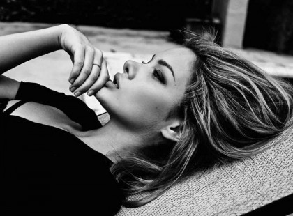 ....- Te félsz szeretni! Nem mersz szeretni senkit sem! Félsz, hogy megint jön az önelvesztés... a fulladás... És ő sem szeretett, csak kívánt téged. Mohón. Önzőn. Nem tudtatok egymással mit kezdeni. Persze nem is csoda... Tele vagy sok évszázados, gyógyulatlan sebekkel. (...) Túl fájdalmas lenne neked az igazi odaadás. Túl veszélyes. Életveszélyes. - Már nem így vagyok... - De igen!... Sajnos igen!... Tele vagy drótakadállyal! Véded magad, szögesdrótokkal. Nálad még egy futó szeretkezés sem szimpla örömtörténet, hanem élethalálkaland... Pokoljárás... Nem mered élvezni, félsz, hogy belehalsz... Jéggé fagyott tűz lángol benned. Müller Péter