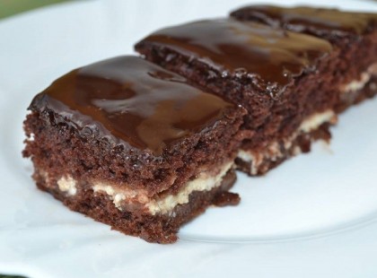 Igazán fincsi túrós-csokis süti. Sok töltelék és ínycsiklandó, omlós tészta. Hamar elkészíthető és nagyon finom!