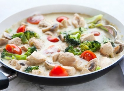 Zöldséges csirkemell kockák sajtmártásban