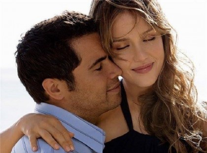 Van akiről ezerszer lemondasz, de mindig visszakerül a képbe. Az évek peregnek, az emlékek megfakulnak, de egy valamit sosem tudsz elfelejteni. Azt, hogy mennyire boldoggá tett. Sok minden elmúlik, többek között a harag is, amivel szétváltatok, elmúlik az is, hogy azt hiszed, hogy örökké tarthat, elmúlik minden, csak az nem, hogy te hogyan érezted vele magad. Bízol az életben annyira, hogy tudod idővel jönni fog más, hogy idővel, ha hasonló ember sétál el előtted az utcán nem érzed azt, hogy a szíved összeszorul és szétgyilkol. Reménykedsz, hogy idővel más mosolya sem fog ráemlékeztetni, mert továbblépsz. Majd felbukkan. Visszajön, mert talán ő a sorsod. Az évek hirtelen feledésbe merülnek, mert te ugyanúgy érzed magad, mint akkor, amikor először magával ragadott. És ekkor beléd hasít a tény, hogy képtelen vagy felejteni. Bármennyire is szeretnéd azt az embert, aki hozzád tartozik képtelen leszel elengedni, így hát megtanulsz majd engedni a sorsnak.