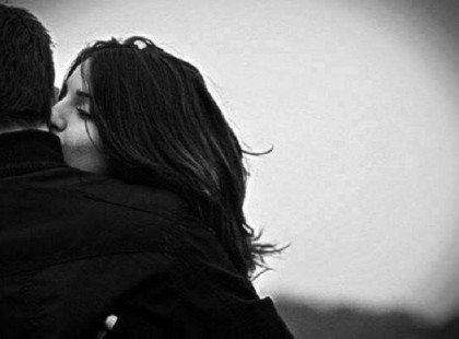 Addig kapj észbe, amíg ott van, amíg akar, amíg küzd érted. Addig nyúlj a kezéért, amíg kitart mellettetek. Mert ha beleun, akkor beleun. Mehetsz, sőt futhatsz is utána akár, de ha a szív nem bírja tovább, akkor bizony bánatában tovább tipeg. Csak tudod, akkor már bőven késő lesz. Mert ha szív egyszer lemond rólad, akkor az sajnálom, de örökre elenged téged.