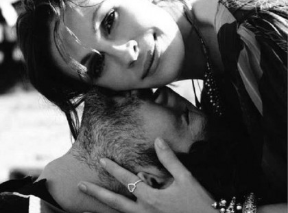 Egy érett férfinak már nem csupán egy egy éjszakás kalandra van szüksége, nem csupán egy soha véget nem érő szerelemre, nem csupán bizalomra, nem csupán önbizalmának erősítésére, nem csupán visszaigazolásra.. Egy érett férfi már vágyik egy szoros ölelésre. Mert egy érett férfinak már szüksége van arra, hogy valakit szorosan átölelhessen, de legfőképpen arra van szüksége, hogy Őt szorosan átöleljék.