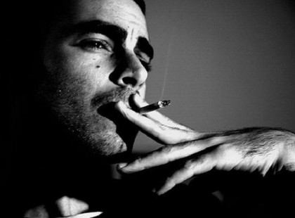 Ha valaki nem törődik veled, akkor teljesen felesleges a miértjén rágódni. Ezer oka lehet rá. Teljesen felesleges bánkódni miatta, majd jön egy másik aki törődni fog veled, aki értékelni fog. Majd jön egy másik, aki jobban fog törődni, mint ahogy azt bárkitől is vártad volna. Felesleges egyetlen percet is várni a szeretetre, tovább kell lépni gondolkodás nélkül. Mert ahol nincs törődés, ott nincs szeretet és ahol nincs szeretet, ott nincs semmi sem.