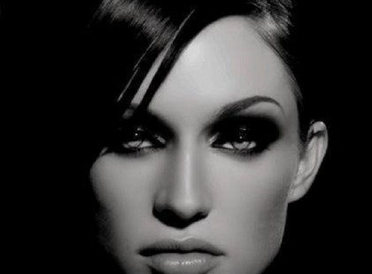 Mindig lesznek személyek, akiknek nem fog tetszeni az, aki vagy, amit teszel. Akik másként és jobban csinálnák a helyedben. Akik tudják, hogy kéne élned, mit kéne érezned. Akik mást látnak a tetteidben, mást hallanak ki a szavaidból, másként ítélnek meg. Megfelelni mindenkinek nem lehet és nem is kell. Hisz életed legfőbb bírálója csak te magad lehetsz. Amíg tetteid során a jó szándék vezérel, amíg mondanivalód igazat szól, ha szíved szava szerint élsz, addig nem számít, hogy mások kinek látnak. Ha magadba tekintesz úgy is tudod ki vagy. Golden Dawn