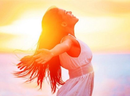 Szeresd az életed, bújj bele, öleld meg, mert a tiéd, nem másé. Neked kell szeretned, neked kell vele élned, te alakítod, a te kezeid formálhatják - semmi más. Csak a tiéd, így csak te törheted össze, vagy hagyhatod, hogy darabokra törjék. Senki más. (...) Találj kapaszkodókat, olyanokat, amiken mindig felhúzhatod magad még a legerőtlenebb pillanatban is abba a világba, amit megteremtettél magadnak. Hiszen onnan aztán senki sem lökhet le, vagy ha mégis megteszi, pillanatok alatt felállsz, hiszen a te világod, te dolgoztál meg érte, és büszke vagy rá. Oravecz Nóra