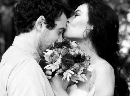 Amikor napok múlva is ugyanúgy érzed az illatát, és még mindig visszhangzanak a fejedben a mondatai, vissza tudod idézni, milyen amikor csókol, és hogy milyen jó azt érezni, amikor átölel, és úgy érzed, semmire nincs szükséged rajta kívül. Emlékszel a mosolyára, és arra, hogy a füledbe súgta halkan, hogy szeret. Amikor minden egyes búcsúzáskor úgy érzed, egy kis rész meghalt belőled, mintha kiszakították volna a szívedből. Amikor nem tudsz várni, hogy újra lásd, amikor pedig újra találkoztok, legszívesebben a nyakába ugranál, esetleg meg is teszed. Amikor egy életre elegendő sem lenne elég belőle, nem tudsz vele betelni, vele kelsz és fekszel, állandóan a fejedben jár... Nos, ez a szerelem