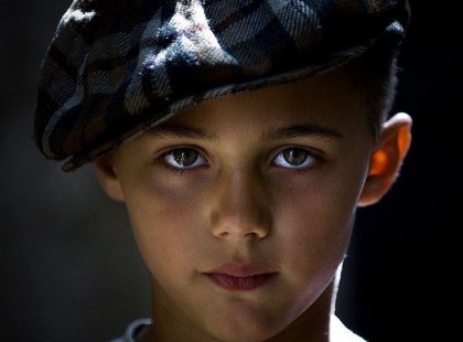 . Volt egyszer egy fiú, akinek rossz jelleme volt. Az apja adott neki egy zsákot tele szögekkel és azt mondta neki, hogy minden alkalommal, ha valakivel szemben elveszíti a türelmét, verjen bele egy szöget a házuk kerítésébe. Az első nap 37 szöget vert a kerítésbe a fiú. A következő hetekben megtanult magán uralkodni, és a bevert szögek száma egyre kevesebb lett.Úgy találta, hogy egy szöget beverni sokkal fáradságosabb, mint uralkodni magán. Végre elérkezett az a nap is, amikor egyszer sem veszítette el a türelmét. Amikor a zsákból elfogytak a szögek, a fiú odament az apjához és elmondta neki. Az apja ekkor azt a feladatot adta neki, hogy ezután mindig húzzon ki egy szöget a kerítésből, ha sikerült magán uralkodnia. Végül a fiú azzal is eldicsekedhetett az apjának, hogy az összes szöget kihúzta a kerítésből. Az apa ekkor odavitte a kerítéshez a fiát: “Fiam, jól viselkedtél, de nézd meg, milyen most a kerítés: tele van lyukakkal. Ez a kerítés már soha sem lesz olyan, mint korábban. Hogyha valakivel veszekszel és valami gonoszat, rosszat mondasz neki, akkor ugyanilyen sebet ejtesz rajta, mint ezek a lyukak itt. Ha beleszúrsz egy kést az emberbe, utána kihúzhatod, de a seb ott marad. Bocsánatot kérhetsz tőle, megbánhatod, amit tettél, de ha már megbántottad – megsebesítetted. Jól jegyezd meg: egy kimondott szó éppen olyan fájó sebet ejt, mint egy éles tőr.”