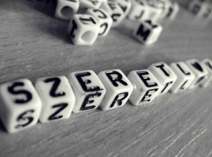 Eljutottam arra a pontra, hogy teljesen hidegen hagy, hogy mi fog történni holnap, hogy sikerül-e valami, amibe belevágok, hogy csalódok-e az emberekbe, akiket a közelembe engedek, egyszerűen már nem érdekel. Tudom, hogy mit tudok elviselni és tudom, hogy a pofonokat is kibírom állni, már ki. A holnap úgyis a ma lesz, a többi meg jelentéktelen feltevés. A mát éld, azt ami most zajlik, élvezd ki minden percét, mert nagyon hamar elmúlik és azon kapod magad, hogy a jövődet fejtegeted, ami úgysem úgy alakul, ahogy eltervezzük. De tudod pont ettől jó, hogy sosem tudod mi vár rád a sarkon, hogy kibe futsz bele, hogy ki sétál el melletted, hogy ki az, aki utánad megy, mert nem bírja ki, hogy ne tegye és ne veled legyen