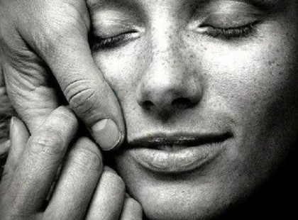 Hiányzik valaki, aki érdek nélkül simítja meg az arcod. Valaki, akit tiszta szívből szerethetsz, aki közel enged magához, átölel, aki szeret téged, aki magánál is jobban szeret téged