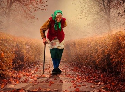 Az élet? Nem más, mint egy hosszú, végtelennek tűnő poros országút. Hogy mi a dolgunk? Végig menni rajta, még akkor is, ha időnként rögös, ha időnként nehézkes. Vannak sorsdöntő elágazások, amiknél meg-megállva eldönthetjük, hogy tovább akarunk-e menni, vagy inkább csak haladunk egyenesen tovább. Időnként, amint haladsz, vissza-visszanézel, mert az emlékek húznak, de tudod, hogy annak az útnak is megvolt a maga ideje, és hogy az újra voksoltál. Ilyenkor erősnek kell lenned és tovább menned, bíznod és várnod, hogy ez az út jobb lesz, szebb lesz, reményteljesebb. Úgy válaszd meg útjaidat, hogy ne felejtsd el, egyszer vége van minden útnak és elérsz egy zsákutcához. De addig, keresd meg a legjobb utakat és járd be azt, amelyiket igazán a tiednek érzed.