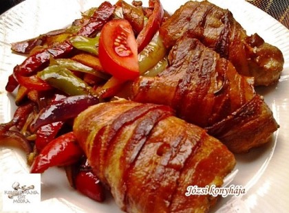 Csirkeszárnyak bacon köntösben