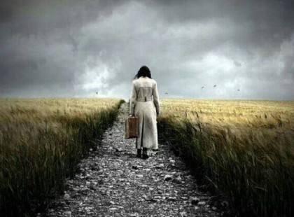 Törődj vele, mert ha nem figyelsz oda rá, elhagy téged. Öleld meg, ha kéri, mert ha nem teszed, megkapja majd mástól azt, amire vágyik. Ne akkor akard megfogni a kezét, amikor már hiába. Egyszerű későn kapkodni. De nem akkor kell észbe kapni, amikor már késő. Addig örülj, amíg egy nő szeret és törődik veled - akkor is, ha túl sokat. Örülj neki, mert abban a pillanatban, hogy nem teszi, meghal valami. Valami, amiért később mindent odaadnál, de tudod, van, hogy akkor már késő lesz. oravecznora.blog.hu