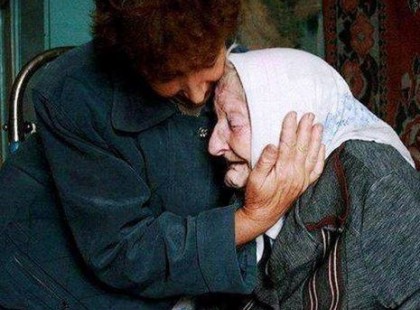 Nem messze élt 1 idős hölgy. A férje meghalt 5 éve, 2 éve pedig lánya férjével és 2 gyerekével, autóbalesetben. Mikor jöttem az iskolából hazafelé, az ajtaján láttam 1 hirdetést, amire az volt írva: ''Elvesztettem 2000 Ft-ot, aki megtalálja, hozza vissza, legyen szíves, a 76-os lakásba, mert kevés a nyugdíj és nem tudok miből ételt venni!.'' Kivettem a tárcámból 2000 forintot és felmentem az 5. emeletre. Mikor odaadtam az idős hölgynek a pénzt, elsírta magát és így szólt: ''Te vagy a tizenkettedik ember, aki felhozta nekem a pénzt. Köszönöm.'' Elmosolyogtam magam és odamentem a lifthez, mikor a nénike így szólt: ''Lányom, vedd le azt a hirdetést, mert azt sem én írtam!'' Az öreg hölgy állt és könnyek hulltak a szeméből. Vannak emberek akikben még maradt jóság és együttérzés. Ha te is hiszel a szeretet erejében, oszd meg!