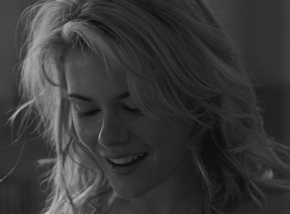 Tanuld meg a férfi nélkül is jól érezni magad! Hadd jöjjön rá, hogy önálló egyéniség vagy, érdekes, értékes, magabiztos nő, akiért újra és újra meg kell küzdenie. Ne borulj a lába elé! Ne mutasd ki folyton a szerelmedet! Önmagadat tartsd a legfontosabbnak, ne őt! Ha van önérzeted, ha van önálló véleményed, akkor sosem fordul el tőled...