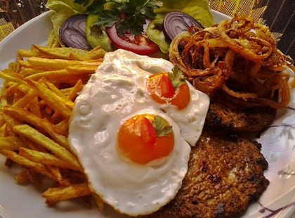 Mustáros karajszeletek sült hagymával és tükörtojással