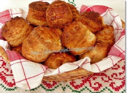 Réteges töpörtyűs pogácsa. A disznóvágáskor kisütött finom, házi töpörtyűből pl. pogácsát is süthetünk.