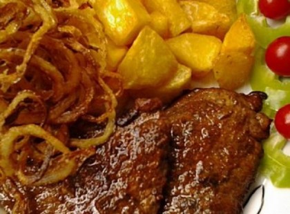 Mustáros sertésszelet sült hagymával