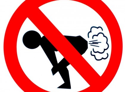 Találkoztam egy aranyos úriemberrel és beleszerettem. Amikor nyilvánvalóvá vált, hogy összeházasodunk, óriási áldozatot hoztam! Lemondtam kedvenc ételemről: a babról! Néhány hónappal később,éppen a születésnapomon hazafelé elromlott az autóm! Mivel vidéken élünk, felhívtam a férjemet, és elmondtam neki mi történt, és hogy valamivel később érek haza. Utam egy kis étterem mellett vezetett,és hirtelen sült bab illata csapta meg az orromat! Nem tudtam ellenállni! Pár kilométert kellett megtennem hazáig, így - gondoltam - amire hazaérek, a bab összes kellemetlen következménye elillan. Bementem a restibe és hirtelenjében megettem 3 adag sült babot. Útközben hazafelé nagyon igyekeztem kiengedni a kellemetlen gázokat, amit emésztőrendszerem termel. Otthon láthatóan izgatottan várt a férjem, s bejelentette: - ” Drágám, ma nagy meglepetést tartogatok a számodra! “.....