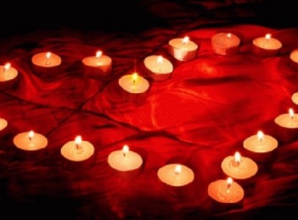 Nem a kávén múlik ... Hanem a kézen. Találkozik két ember, akik mások számára teljesen hétköznapiak, átlagosak, jelentéktelenek. De egymás számára cseppet sem azok. Mert van valami megfoghatatlan dolog, kisugárzás, varázslat, ami rendkívülivé teszi őket egymás szemében. Hogy amit a másiktól kapnak, az számukra csoda, kellemes érzés. Bármi legyen is az. És azt a bizonyos kávét bárki ágyba hozhatná, mégsem lesz ugyanaz az érzés. Mert nem a kávén múlik. Hanem a kézen. A kézen, amelyik a kávéscsészét tartja és nyújtja feléd. Amelyben nem kávé van. Hanem lélek. Az Ő lelke. Csitáry-Hock Tamás