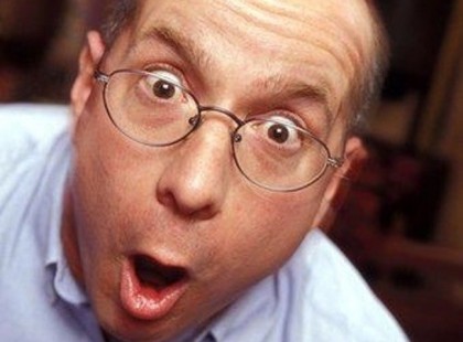 Pistike sétál az apukájával. Ráköszön egy szembe jövö férfira, mire az apukája megkérdezi