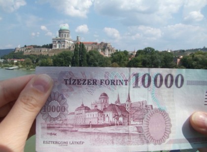 Egy professzor felmutat egy 10.000 Ft-os bankjegyet az osztálynak, majd megkérdi a tanulókat