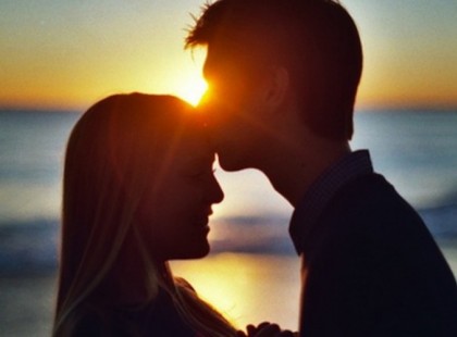 Kevés férfi tudja, hogy egy újjal végig simítani a nő arcán több, mint megmarkolni a fenekét… Hogy mélyen a szemébe nézve jobban megismerhető, mint a dekoltázsába bámulva…