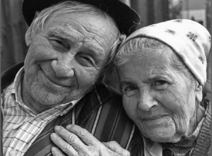 Ha elfáradtál, mert elmúltak az évek, ne csüggedj, keress a korodnak megfelelő szépet. Ami mellett fiatalon elmentél rohanva, most ráérsz megnézni, botra támaszkodva. Nevess, nevess, a bajt soha ne keresd, örülj a mának, holnap már rosszabb is lehet. Keress barátokat, bánatodat oszd meg. Ha osztasz bármit is, egyre kevesebb lesz. Soha ne hidd, hogy sorsod a legrosszabb, mindenki magát hiszi a legnyomorultabbnak. Légy vidám – mert teljesen mindegy - az élet úgysem áll meg, és úgy sokkal könnyebb. Ne sajnáltasd magad, légy arra büszke, sok mindent átéltél, és mégsem törtél össze. És mert visszahozni semmit sem lehet, fogadd el így, és élj emberhez méltó, derűs életet.