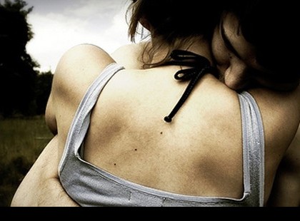 Néha nem a szó kell… Nem a beszélgetés, nem az írás. A megoldás nem mindig a szó. Hanem egy ölelés.