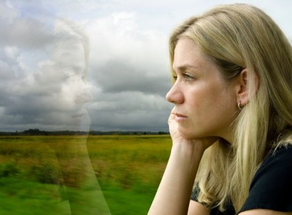 A legtöbb ember fél az egyedülléttől, mint valami fertőtől. Értéküket csak partnerük tükrében képesek mérni, még akkor is, ha azzal a másikkal csak beérik, ha csak megelégszenek azzal, ami van, gondolván, hogy ettől jobb úgy sem vár rájuk.