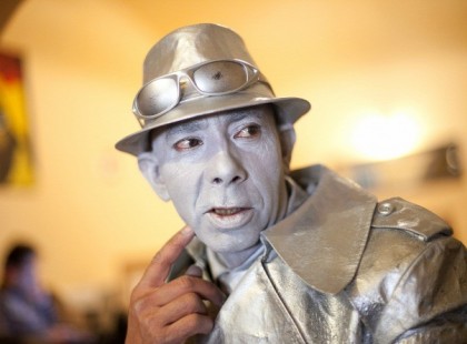 Egy asszony együtt van a szeretőjével, mikor hallja, hogy nyílik az ajtó és hazajön a férje.