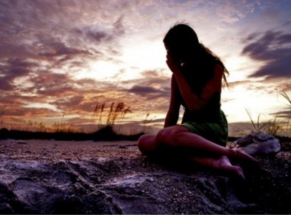 Az emberek jó része azért megy el a boldogság mellett, mert reménytelenül a múltban él, rágódik elveszített szerelmeken, boldog vagy boldogtalan emlékeken, elszalasztott lehetőségeken.