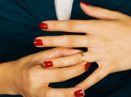 A feleség jó későn tér haza bevásárló körútjáról és mit tesz Isten, in flagranti találja férjurát egy ifjú hölggyel. Óriási patália, asszony előrángatja a bőröndöt és röpke csomagolás után épp elviharozna, amikor a férje megállítja: - Csak egy szóra drágám! Mielőtt elmész, szeretném, ha meghallgatnád, hogy is történt ez a dolog. Jövök hazafelé a kocsival, amikor az út mentén megláttam ezt a hölgyet, elgyötörve, fáradtan, csapzottan. Hazahoztam és összeütöttem neki egy vacsorát abból a húsból, amit te a hűtőben hagytál, mert elfelejtetted megsütni. Egy szétázott szandál volt a lábán, úgyhogy odaadtam neki az egyik, még teljesen jó cipődet, amit csak azért nem hordasz, mert állítólag kiment a divatból . Fázott, úgyhogy ráadtam azt a pulcsit, amit a születésnapodra vettem, De sohasem hordtad, mert nem tetszett a színe. A nadrágja is átázott, úgyhogy adtam neki egyet a tieidből, ami még teljesen jó, csak te már kinőtted. Ezután, mikor menni készült, még visszafordult az ajtóból és megkérdezte: - Mondd, van még valami, amit a feleséged már nem használ? - És megmutattam neki… Hát, így történt, drágám..