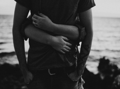 A gyenge nem szeret, csak menekül a másikhoz....