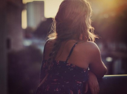 Pontosan most a világ tele van olyan emberekkel, mint te. Magányosak. Hiányzik nekik valaki. Szerelmesek valakibe, akibe nem kellene.