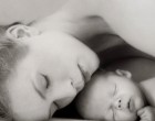 Az anyaság alázat. Szolgálat és lemondás. Élethosszig tartó aggódás. Önismereti lecke. Kétkedés és hit magadban. A hited őbenne. Az ő hite tebenned. Bizonytalanság és bizonyosság egyszerre. Könnyek a zuhany alatt. Végtelen fáradtság. Végtelen káosz és mindent elsöprő harmónia. Ismeretlen szívelszorulás. A szeme a szívedben. A hangod az övében. A mosolya mindenhol. Az illata a lelkedben. Szövetség vele. Az anyaság kötelék. Ragaszkodás és elengedés. Kérdések magadnak, válaszok magadtól. Az anyaság áldozat. És mindenekelőtt hála. Hála annak, akit megszültél; és annak, aki téged megszült. Kőváry Anett