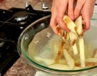 Hideg vízbe teszik a burgonyát, majd elkészíti a legjobb sültkrumplit… olaj nélkül!
