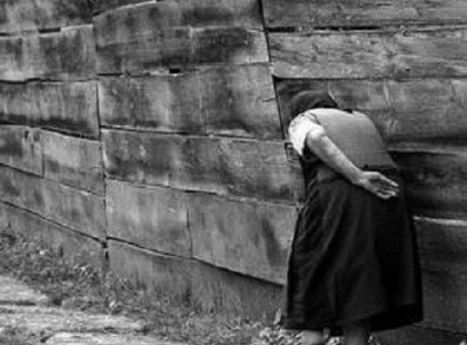 Egy hajlott hátú néni