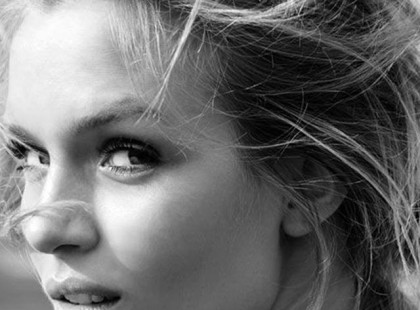 Ha egy férfi vonzónak talál, vonzódni fog hozzád, és kész: a szimpátia, a szeretet és a nemi vágy megmagyarázhatatlan, nincs köze semmilyen külsőséghez. Ha egy FÉRFI nem látja meg benned a NŐ-t, akkor hiába fogysz, hízol, vagy szépítkezel, lehetsz bármennyire dekoratív, soha nem fogsz tetszeni neki. Hát ne akarj másmilyen lenni, mint amilyen vagy! Mert lehet valaki csinosabb nálad, lehet valaki okosabb, vagy fiatalabb, de sohasem lesz olyan, mint TE. A megfelelő ember az akinek, pontosan azért tetszel, mert nem vagy olyan, mint más, a valódi énedet fogja értékesnek találni! Minél közelebb kerül hozzád, annál jobban fogsz neki tetszeni és minél jobban beléd szeret, annál szebbnek fog látni téged, napról napra… anélkül, hogy változnál